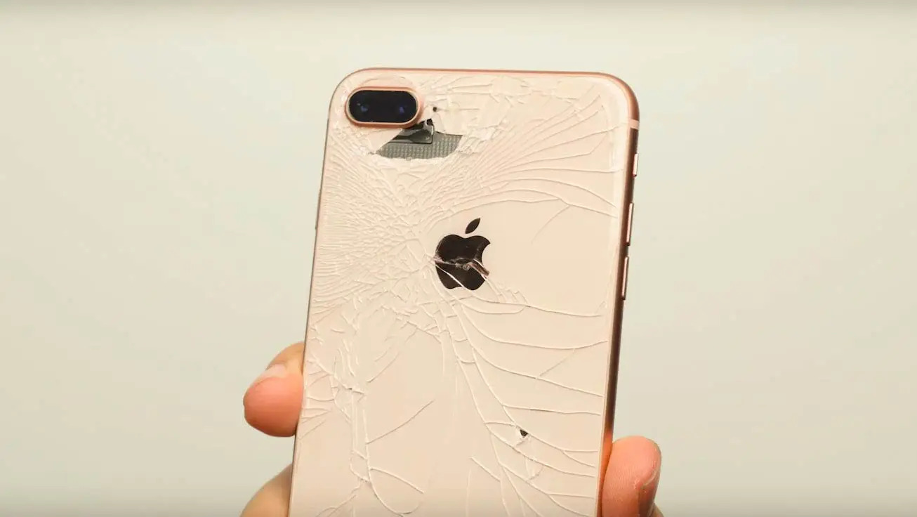 Você quebrou o vidro traseiro do seu Iphone 8 e não sabe o que fazer? Bom, o Iphone é um dos smartphones mais utilizados no mundo, e um dos mais valorizados do mercado. Além disso, apesar de toda a tecnologia envolvida no aparelho, ele é muito sensível à queda e arranhões. Pensando nisso, trouxemos neste artigo algumas informações das quais você precisa saber acerca da troca de vidro traseiro para Iphone 8. Afinal, quais suas vantagens e desvantagens? Vantagens da troca de vidro traseiro para Iphone 8 O vidro traseiro do Iphone foi colocado em todos os aparelhos a partir do Iphone 8. Isso porque o vidro traseiro, além de função estética, ele é feito para justamente não interferir no carregamento sem fio. O carregamento por indução é uma das novidades dos novos Iphones, e o vidro traseiro há uma grande influência nisso. Além disso, trocar o vidro traseiro do Iphone, quando está quebrado, é fundamental, já que o vidro traseiro danificado afeta diretamente o carregamento do Iphone. Desvantagens da troca de vidro traseiro para Iphone 8 Algumas desvantagens da troca de vidro traseiro para Iphone 8 é justamente o seu valor elevado. Isso porque a montagem dos Iphones atuais, dificultam muito a troca do vidro traseiro apenas, já que o vidro vem colado na placa interna do aparelho. Esse tipo de configuração, dificulta a retirada do vidro traseiro, o que implica em mexer também na parte interna do celular, deixando a manutenção mais cara. Onde trocar o vidro traseiro do meu Iphone 8? Achar uma loja de manutenção de confiança pode parecer uma tarefa difícil, mas você acabou de achar! Nós da Powercell estamos no mercado a muito tempo, e trabalhamos para fornecer qualidade,segurança e satisfação de nossos clientes. Com várias lojas espalhadas por Belo Horizonte, e também online, nós trabalhamos com assistência técnica especializada, troca de vidro traseiro para Iphone 8 e em outros aparelhos. Não perca tempo, e acesse logo nosso site para fazer o seu orçamento! Gostou de saber mais sobre as vantagens e desvantagens da troca de vidro traseiro para Iphone 8? Acesse nosso site para saber mais!